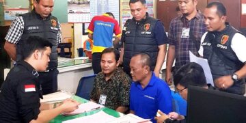 Pemeriksaan berkas yang diserahkan bersama Tersangka