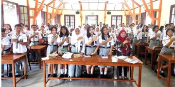 Poto bersama dengan pelajar SMA Negeri 4