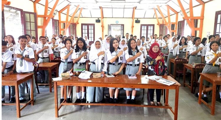 Poto bersama dengan pelajar SMA Negeri 4