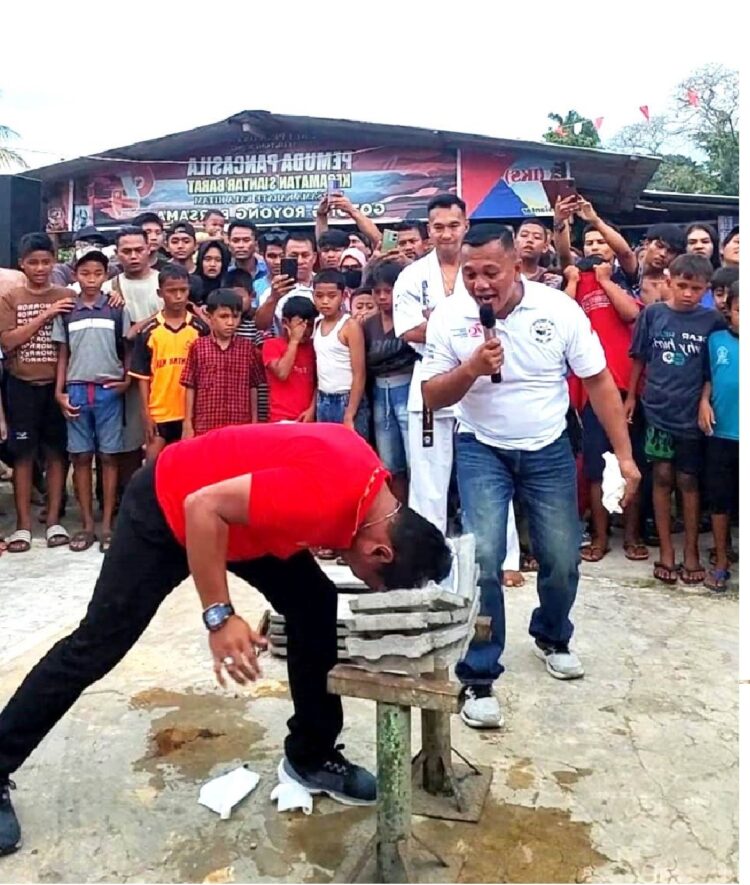 Andika Prayogi pecahkan susunan genteng pakai kepala