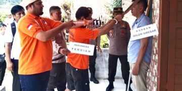 Rekontruksi saat tersangka menghantam kepala korban