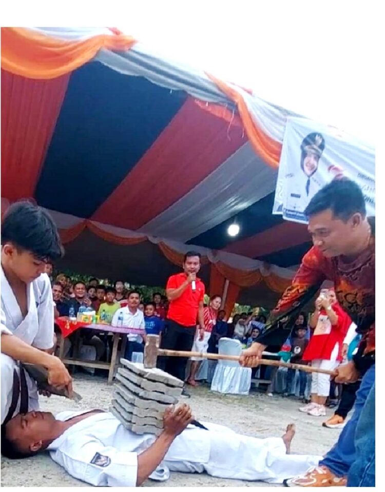 Ronald Tampubolon pecahkan susunan genteng pakai palu