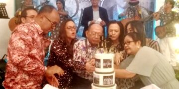 Dr Sarmedi Purba  didampingi keluarga meniup lilin