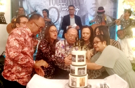 Dr Sarmedi Purba didampingi keluarga meniup lilin