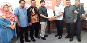 Penyerahan surat pengunduran diri kepada KPU Siantar