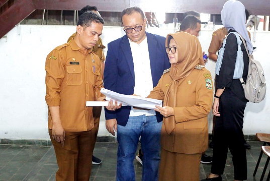 Walikota meninjau aula Universitas HKBP Nomensen sebagai Venue Tinju PON XXI 2024