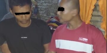 Kedua tersangka di dalam rumah yang digerebek