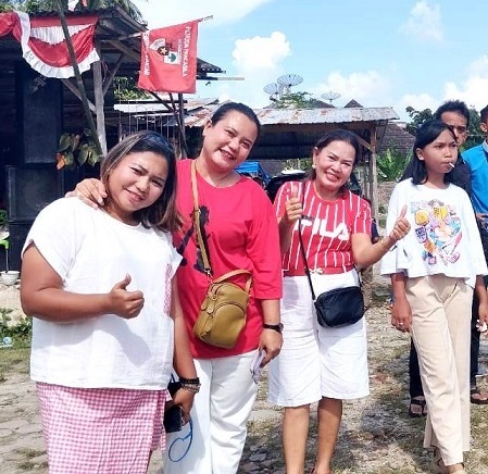 Lilis Suryani Daulay penasehat PAC Pemuda Pancasila Sintar Barat bersama panitia