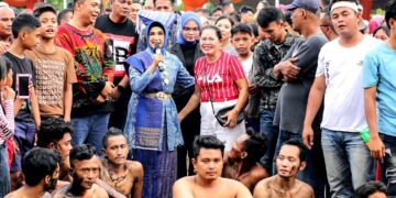 Ronald Tampubolon, Susanti Dewayani dan Lilis Suryani Daulay berpoto bersama masyarakat