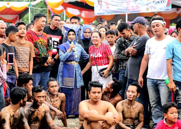 Ronald Tampubolon, Susanti Dewayani dan Lilis Suryani Daulay berpoto bersama masyarakat
