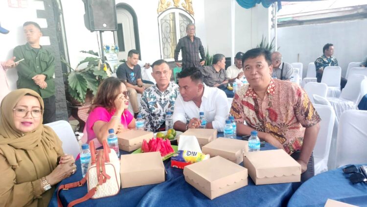 Lilis Suryani dan Andika Prayogi berbincang serius