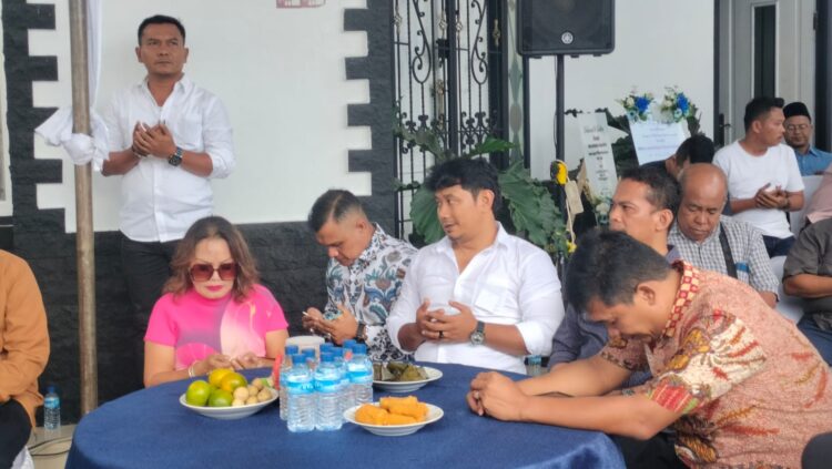 Lilis suryani, AndikaPrayogi, Aprial Ginting  dan Ronald Tampubolon sedang berdoa