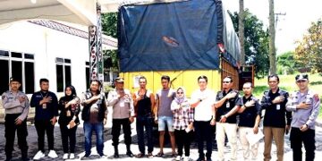 Bilik suara yang diangkut truk tiba di KPU Simalungun