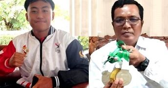 Kiming dan Kepala Sekolah MAN perlihatkan sebagian medali