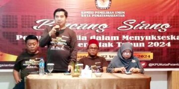 Komisioner KPU Siantar bincang-bincang dengan jurnalis