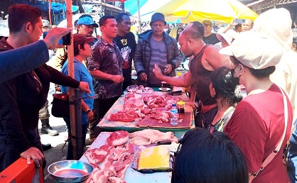 Pedagang daging babi berdebat dengan Sekda