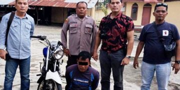Pelaku dan baranga bukti diapit petugas