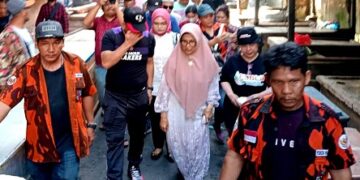Personel Pemuda Pancasila turut mengawal Walikota saat menijau sekitar gedung 4 Pasar Horas