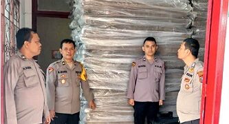 Personel Polres Simalungun turut mengamankan logistik Pilkada 2024