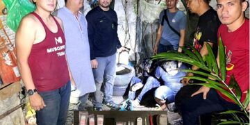 Petugas yang melakuikan penggerebekan bersama tersangka dan barang bukti