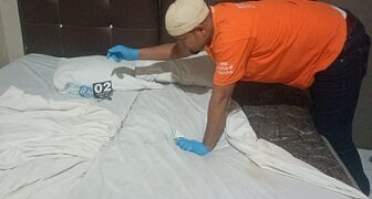 Polisi melakukan olah TKP di kamar hotel