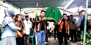 Ronald Tampubolon dan Andika Prayogi turut mengusung keranda jenazah