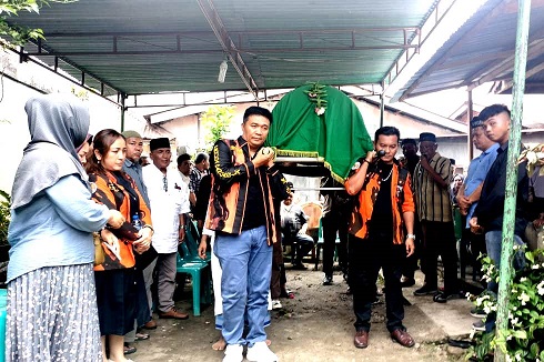 Ronald Tampubolon dan Andika Prayogi turut mengusung keranda jenazah