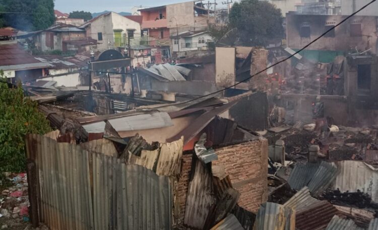 Sebagian rumah yang tinggal puing-puing