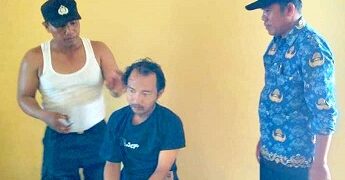 Setelah dimandikan dan pakaiannya diganti, rambut ODGJ dipangkas