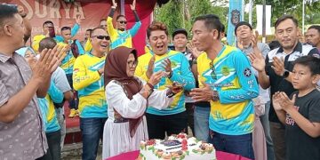 Walikota suapkan kue Aniniversary FC MAX kepada Sutadi sebagai Ketua FC MAX