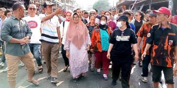 Wailkota didampingi Bolmen Silalahi tinuau lokasi kebakaran gedung 4 Pasar Horas