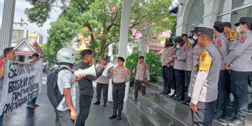 Aksi di depan kantor Walikota