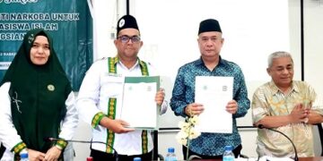 GANAS ANNAR MUI dan Direktur RSUD Djasamen Saragih perlihatkan lembaran kerjasama