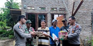 Korban yang atap rumahnya diterbangkan puting beliung menerima bantuan