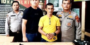 Pelaku diapit Polisi bersama barang bukti