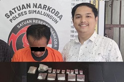 Pelaku diapit petugas dan barang bukti