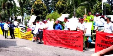 Unjukrasa di halaman kantor DPRD Siantar