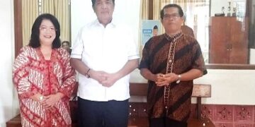 Yan Santo Purba didampingi istri poto bersama P Markus Manurung, Ofm, Cap