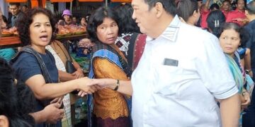 Yan Santoso Purba bersalaman dengan warga