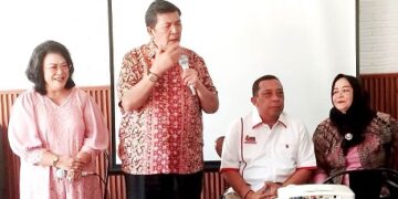 Yan Santoso Purba didampingi H Irwan dan istri masing-masing