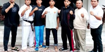 Para atlit didampingi pengurus Pencab Karate Kala Hitam dan pelatih