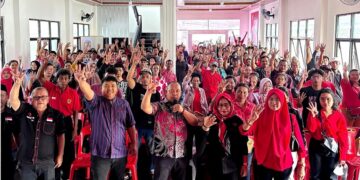 Para saksi   Paslon Gubernur  02  dan Paslon Walikota 04  kecamatan Siantar Timur  dan Ketua PDI Perjuangan Siantar Timbul Marganda Lingga serta pengurus lainnya