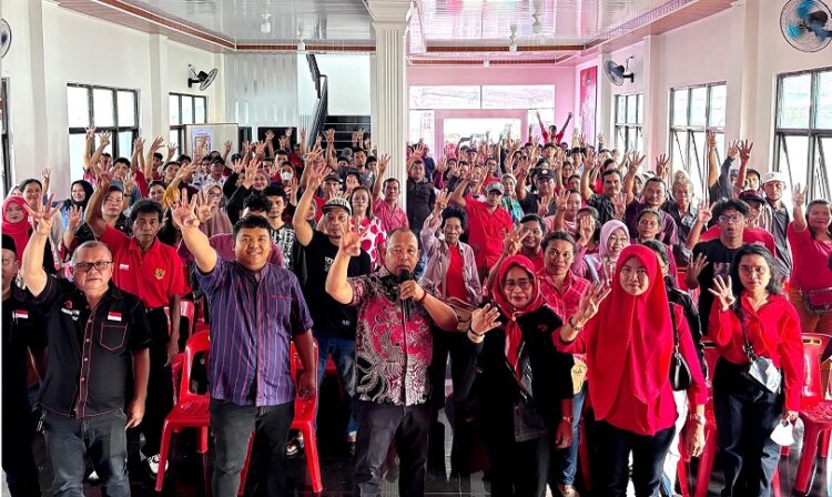 Para saksi   Paslon Gubernur  02  dan Paslon Walikota 04  kecamatan Siantar Timur  dan Ketua PDI Perjuangan Siantar Timbul Marganda Lingga serta pengurus lainnya