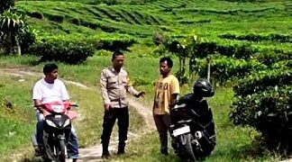 Pelaku berkaos kuning yang diamankan di lokasi wisata