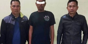 Pelaku berkepala plontos diapit petugas