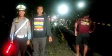 Personel berjaga-jaga di sekitar lokasi longsor