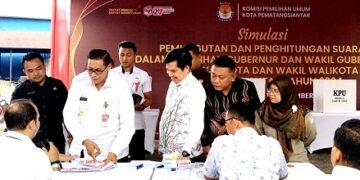 Pjs Walikota Siantar didampingi komisioner KPU saat simulasi pemungutan dan perhitungan suara