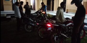 Remaja dan sepeda motor yang diamankan Polsek