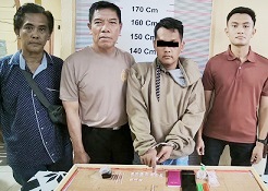 Tersangka dan barang bukti diapit petugas