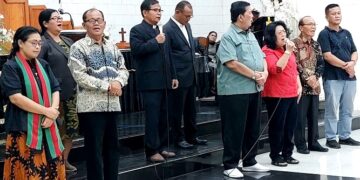 Yan Santoso Purba didampingi istri dan tim serta majelis GKPS
